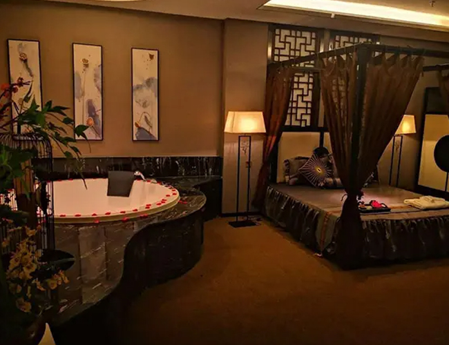 宁静的水疗池